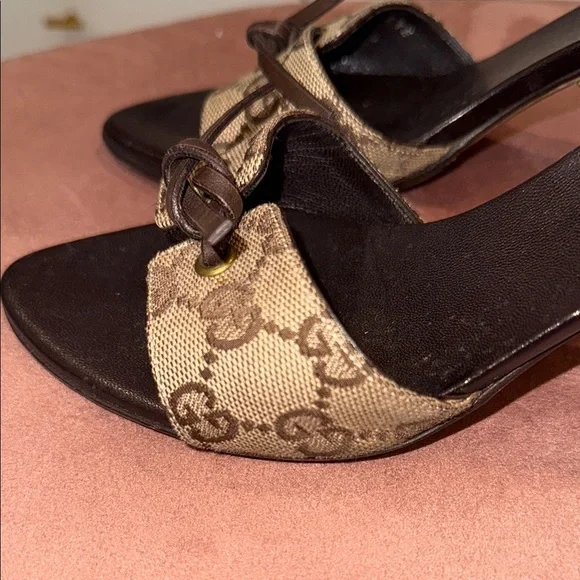 Vintage Gucci Black and Brown Mules with Elegant Design - Picture 4 of 5